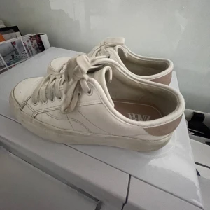 Vita sneakers  - Säljer nu de perfekta vita sneakersen från zara💌💌jätte gulliga. Använda fåtals gånger. Tryck gärna på köp nu! Storlek 37 passar mig med 38 också