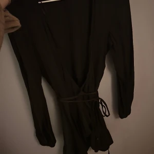 Jättefin omlott kläning från Bikbok! - Jättefin brun omlott kläning som inte är så öppen i bysten som den ser ut skriv för fler bilder!