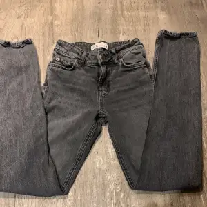 Svarta zara jeans som är i modellen straight men fina på!! Köpt på zara och säljer för att dom inte passar längre 💞
