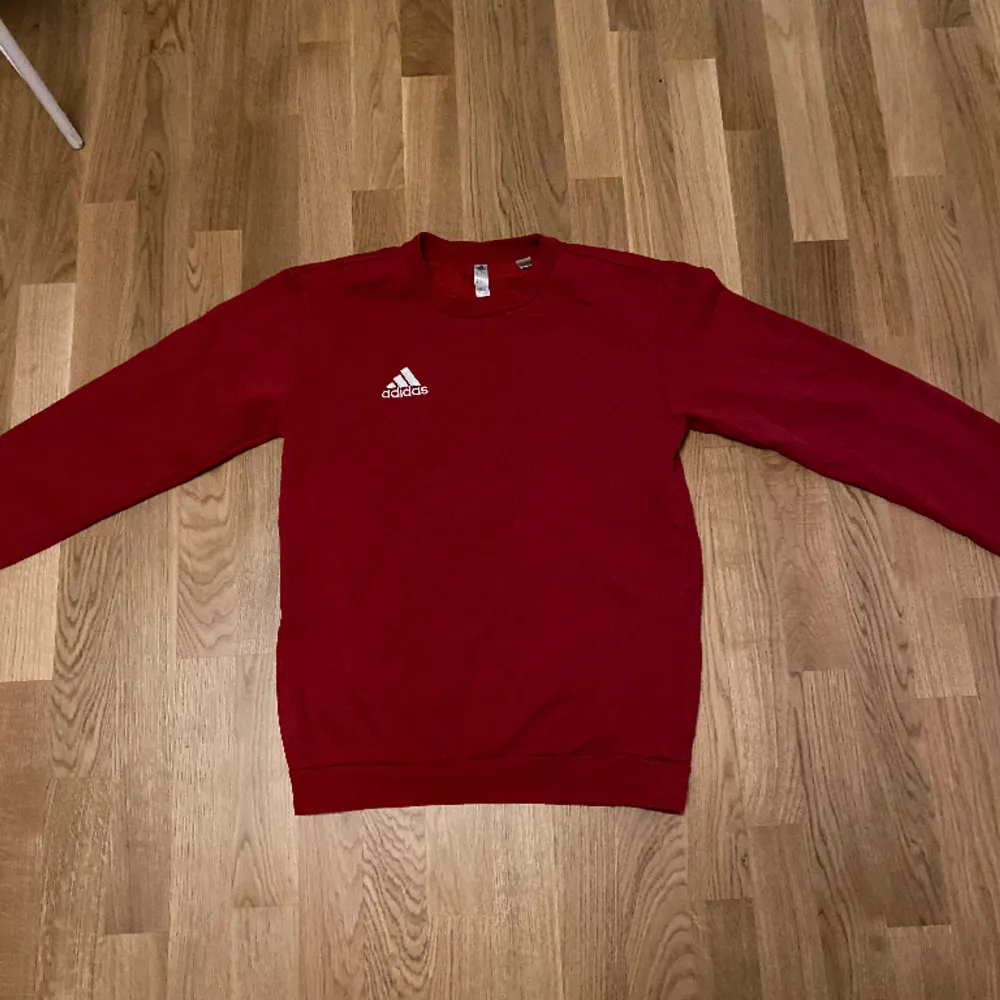 Röd Adidaströja, 8/10 skick, priset kan förhandlas. Tröjor & Koftor.