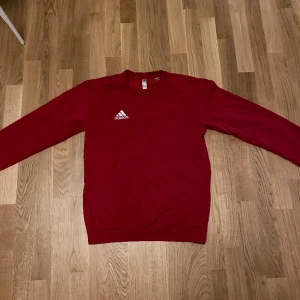 Röd Adidas Sweatshirt - Röd Adidaströja, 8/10 skick, priset kan förhandlas