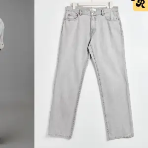 Aldrig använt , low waist jeans i ljus grå färg , bilden är lånad men skriv privat för fler bilder❤️