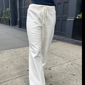 Brandy Melvllle lågmidjade byxor  - Lågmidjade byxor från brandy melville med bootcut. Det är ONESIZE men skulle säga att det är en S/M. Hillary soft yoga pants. Finns en super liten fläck, se bild 3 ingen som syns och var säkert där när jag köpte de, då aldrig använt dessa❤️