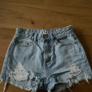 Jeans shorts - Ljusblå jeans shorts i storleken S. Extremt omtyckta och fortfarande i bra skick. Köpta på Carlings.