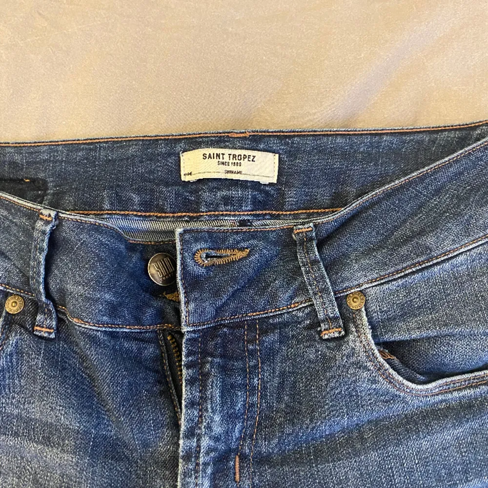 Säljer dessa lågmidjade jeans i lite tunnare material. Köpte av en på Vinted men jag har endast testat dem, säljer pga att de sitter för tajt. Det står storlek 25 i jeansen men jag skulle gissa att det är som storlek 34. Bra skick💗 . Jeans & Byxor.