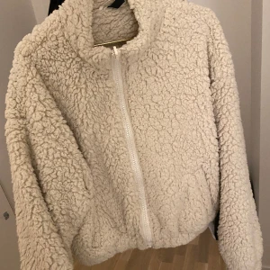 Jacka - Säljer denna teddyjacka från hm som ja köpte för ett tag sedan. Använd en gång. Stek M men skulle säga att den är mindre till storleken då den passar mig som har strl XS och S. 