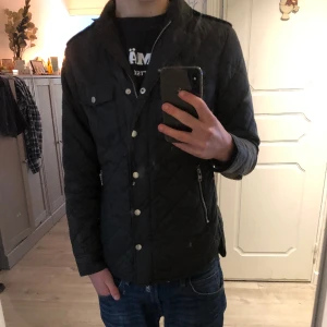 Fieldjacket - Säljer denna stilrena fieldjacka från J.Lindeberg i storlek xs-s Perfekt nu till våren Jag är 175cm