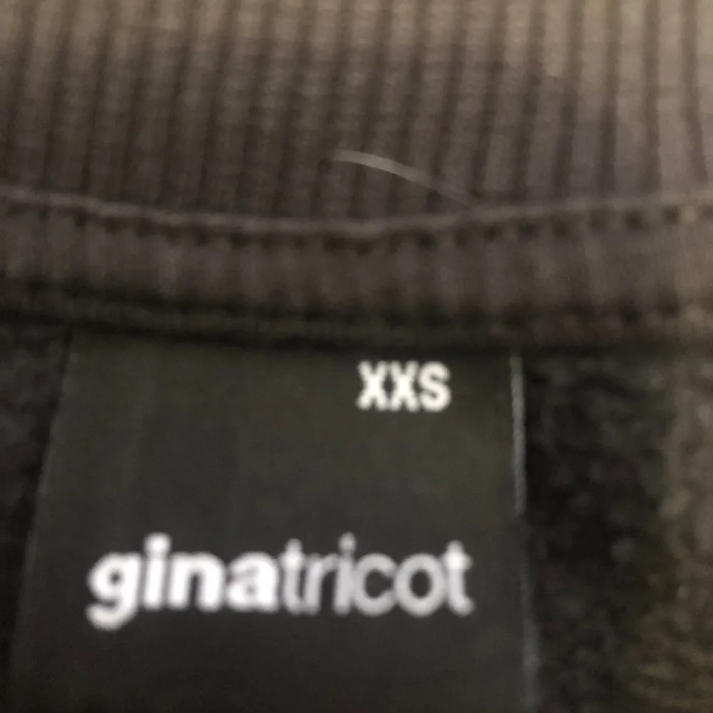 En svart sweatshirt från ginatricot i strl xxs den är i bra skick och säljer pågrund av att den inte passar. Tröjor & Koftor.