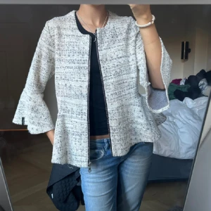 Kofta från Jascha  - Säljer denna kofta från Jascha. Köptes ny för ca 1300 och den är sparsamt använd så i gott skick!