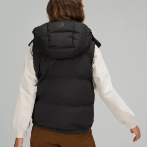 Lululemon vest - Säljer denna snygga vest från Lululemon! De är en bästsäljare! Den är köpt för 2580kr i butik. Den är i storlek 2 och sitter jättebra på! Jag är 168cm lång💗kontakta vid fler frågor/bilder. Pris kan diskuteras.