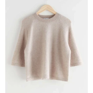 & other stories tröja - Trendigt snygg och skön tröja! Köpte den för inte allas länge sedan så den är i bra och fint skick💝säljer pga brist på användning💕 köpt för 690kr ❤️