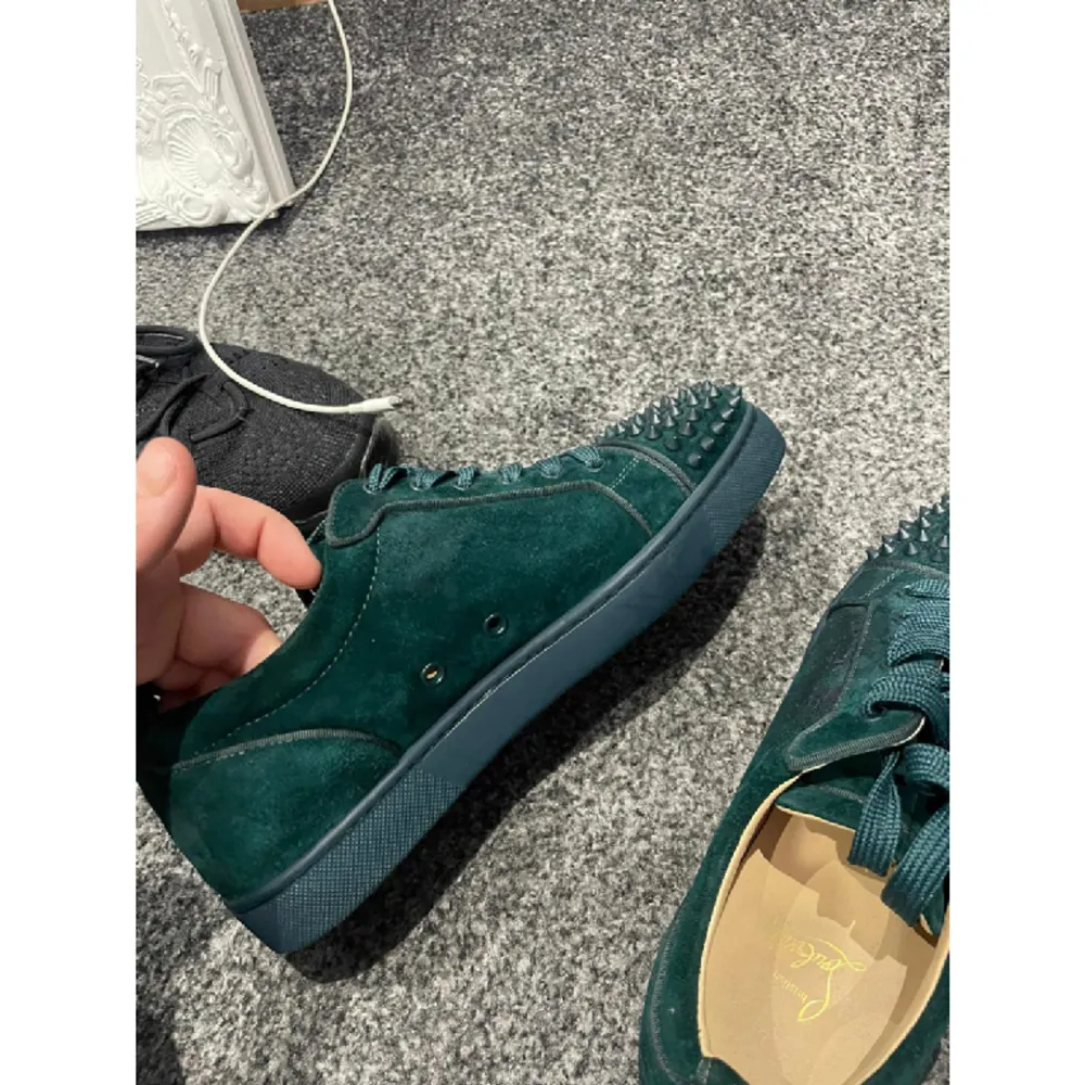 Säljer nu mina tvärfeta Gröna Christian Louboutin skor i storlek 40. De är i nyskick, med knappt några tecken på användning. Nypris 7000kr. Vid intresse kan jag skicka fler bilder och priset kan diskuteras. Skor.
