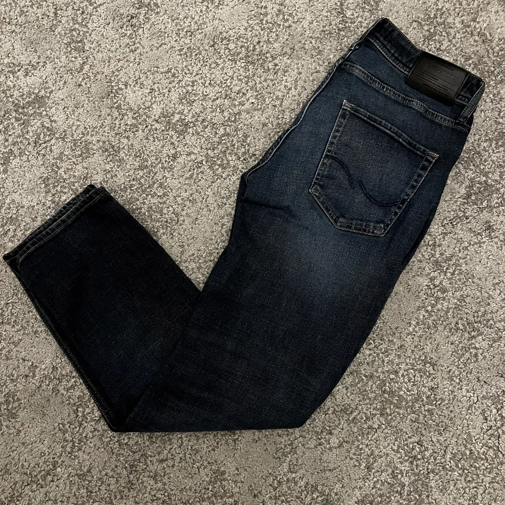 Jack & Jones grisch jeans i storlek W30 och L32! Modellen är clark/regular och kommer passa perfekt i din grisch-closet! Modellen är 179 cm!. Jeans & Byxor.