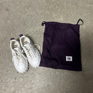Eytys sneakers   - Sneakers från eytys: använda ett fåtal gånger strl 37: pris:700kr+frakt nypris 1800kr, vid snabb affär kan pris diskuteras