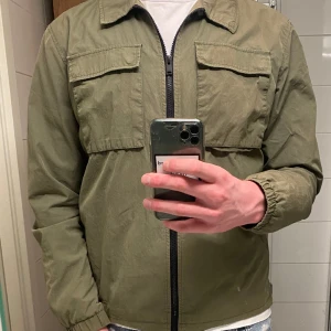 Overshirt - Overshirt från selected homme. Strlk medium, jag är 193 och är i kortaste lagret på mig. Bra skick, inga fläckar eller slitage.