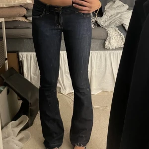 Mörkblå jeans - Ascoola mörkblå jeans som jag köpte här på plick för några månader sedan. Säljer dom pga att jag inte använder dom. Bilderna är från förra ägaren. Midjemåttet är 78cm och innerbenslängden är 82 cm.