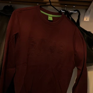 Hugo boss sweatshirt - Äkta knappt använd Hugo boss sweatshirt.  Passar killar & tjejer.