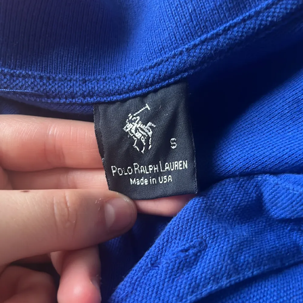 Storlek: s/M  Färg: blå  Märke : polo ralph lauren  Användning: 2,3 gånger . T-shirts.