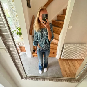 Lågmidjade Lee jeans - Super snygga lågmidjade jeans från Lee! Ljusblå, bra längd för allt från 160-170cm💞💞 Säljer direkt för 750