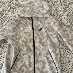 Nike tech fleece tröja  - Första modellen av Nike tech fleece. Inga fel eller skador på den