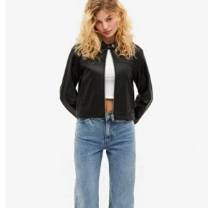 Läderjacka - Säljer min jacka u fakeläder från Monki då jag inte använder den längre♡. Kan sälja för lägre pris vid snabb affär♡♡ Endast använd ett fåtal gånger, orginalpris 600 kr