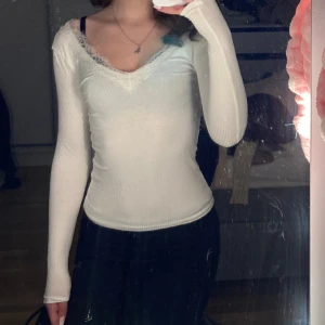 Långärmad top - Vit ribbad långärmad top m spets, ej använd❤️