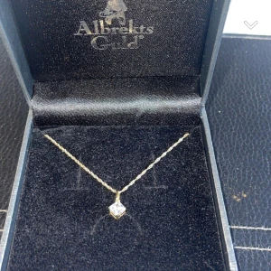 Guld halsband - Säljer fett halsband i äkta guld. Kedjan är Singapore i 42 cm. Försäkring och kvitto finns och köpt på albrekts guld. Köpt för 1848kr