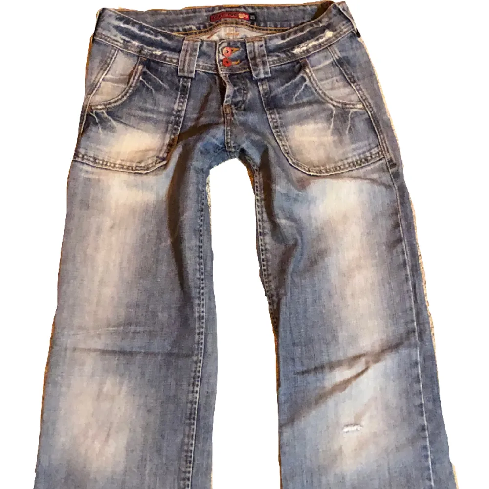 Ett par ljusblå, lowrise jeans med vida ben. Unika fickor både fram & bak.  Finns ett litet hål vid knät, därav priset. ❤️🤩 midjemått : 37 🪩 innerbenslängd : 81 ❤️ lite stretch i tyget. Skriv vid funderingar 🤩. Jeans & Byxor.
