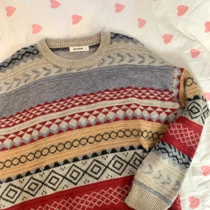 Aelfric Eden Stickad tröja - Jättefin stickad tröja från Aelfric Eden, endast använd någon enstaka gång, perfekt skick och supermjuk! Storlek S men oversized💗 Nypris ca 600kr