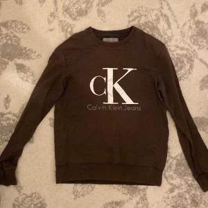 En lång tröja från Calvin Klein i storlek S. Har inte använt den på ett tag så har valt att sälja den. Bra kvalite.