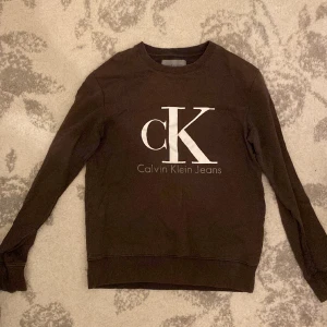 Calvin Klein lång tröja - En lång tröja från Calvin Klein i storlek S. Har inte använt den på ett tag så har valt att sälja den. Bra kvalite.