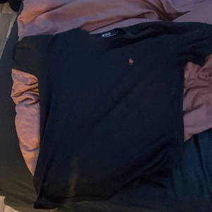 Polo raulph lauren t shirt - Raulph lauren t shorts som är använd lite grann, ny pris 600-700kr säljer denna för 350kr, passar mig perfekt som är 176cm, kolla gärna in resten av min shop.