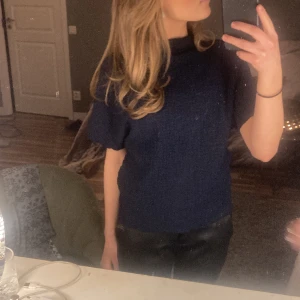 En tröja  - Säljer denna fina marinblå tröjan från zara som jag har använt ett fåtal gånger. Tröjan är i storlek s men passar även xs