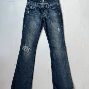 Säljer dessa 7mankind Lågmidjade jeansen, då dem inte passar mig längre.💗Jeansen är sparsamt använda och välomhändertagna! Midjemått- 36cm Innerbenslängd- 85cm