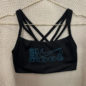 nike sport bh - träningstopp från nike i strl S superfint skick hör av dig vid frågor🩵