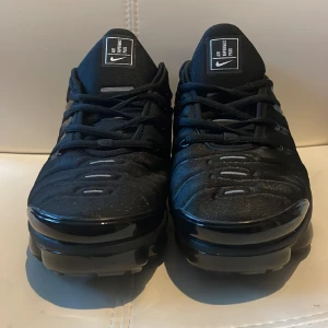 Jag säljer mina Air vapermax Plus. - Jag har haft dom i cirka 3månader har inte använt skorna så mycket och nu är dom för små.