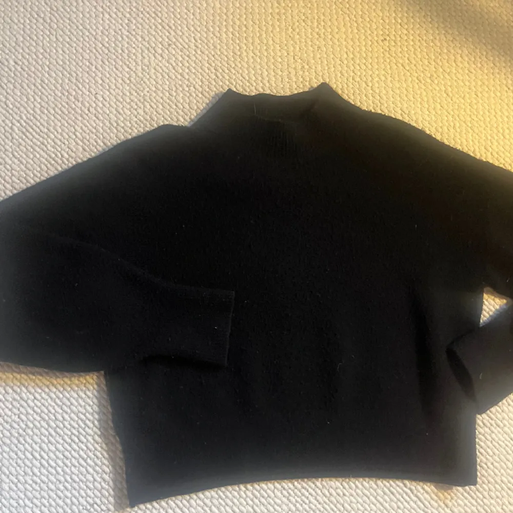 Jag säljer denna tröja från & other stories som jag köpte för bara ett år sedan. Den är i nyskick, bara lite nopprig💓Den är i storlek M men passar S oxå 💗Nypris: 700kr. Skriv om frågor!. Tröjor & Koftor.