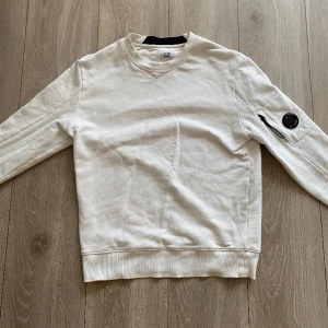 Cp company tröja  - Säljer nu min cp company tröja eftersom att den inte används längre. Tröjan är i väldigt bra sick inga defekter eller hål. Köpt för 1900kr. Priset kan diskuteras 