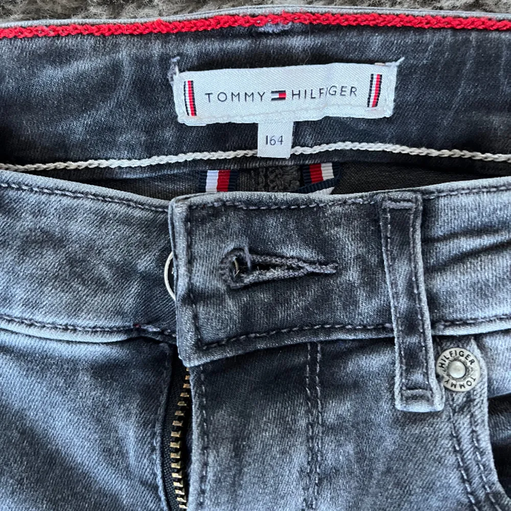 Ett par jättefina low waist bootcut jeans från Tommy hilfiger, jätte sköna. Väldigt sparsamt använda! Ny pris 900 . Jeans & Byxor.
