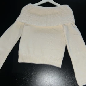 Off shoulder stickad tröja vit/ kräm vit - Säljer en stickad off shoulder tröja i färgen vit som är från shein. Den är i jätte bra skick och inte använd. Säljer pga att den inte kommer till användning!
