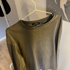 Season 6 Calabasas sweater - Season 6 Calabasas sweatshirt  Storlek L Stentvättad mörk grå/grön tjocktröja  Använd men inte skadad eller fläckar Nypris 2000 kr från caliroots 