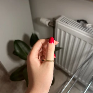 Guldring - Jätte fin guldring, guldpläterad.