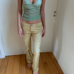 Vintage jeans  - Super snygga med kristaller, budgivningen ifall fler är intresserade annars först till kvarn❤️