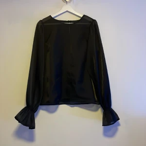 Svart blouse  - Nytt skick, lite för genomskinlig, jätte fin och bekväm