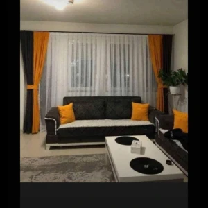 Gardiner.  - Gardiner som är skäddarsydda. Men i den nya huset passar de ej mera.  Längt 2.20.  Material: Samettyg sido.  