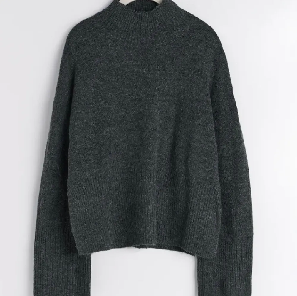 Säljer denna assnygga stickade tröja från Gina tricot!! Nyskick!! Ord pris är 359 och mitt pris är 225kr!!. Stickat.