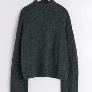 Stickad tröja  - Säljer denna assnygga stickade tröja från Gina tricot!! Nyskick!! Ord pris är 359 och mitt pris är 225kr!!