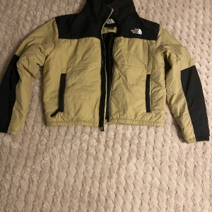 Jacka  - Höst och vårjacka aldrig använd. Ett år gammal. 