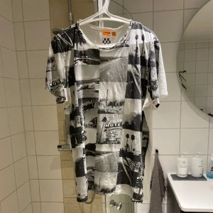 Boss orange  - Snygga Hugo boss t shirt. Kommer inte till användning längre och är lite för stor. Skick 9/10. Hör av dig för mer frågor!