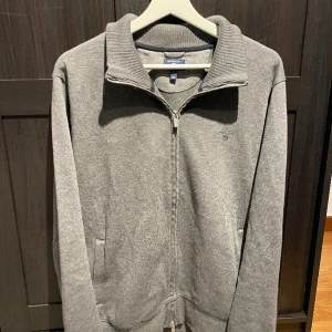 Gant helzip - En super skön gant helzip i storlek M. 10/10 skick nästintill perfekt. Hör av dig vid funderingar! Mvh 